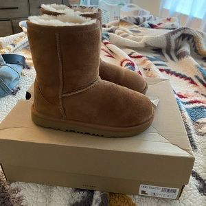 Girls Ugg classic boot